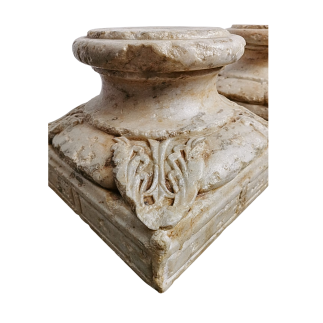 Paire de bases de colonnes en marbre blanc à décor de feuillage stylisé. XIV - XV ème siècle ou antérieure.