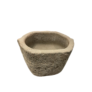 Bassin en granite de forme ovale fin XVIIème siècle