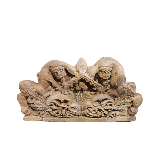 Fronton en pierre sculptée à décor végétal. XVIII ème siècle
