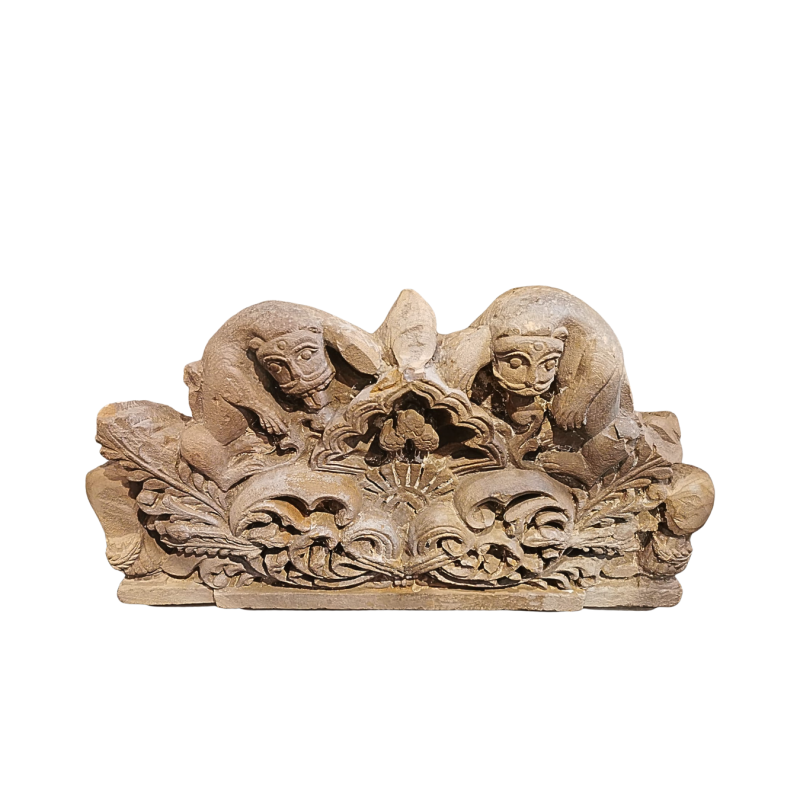 Fronton en pierre sculptée à décor végétal. XVIII ème siècle