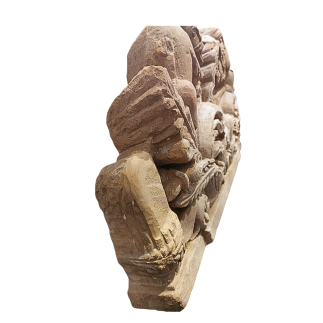 Fronton en pierre sculptée à décor végétal. XVIII ème siècle