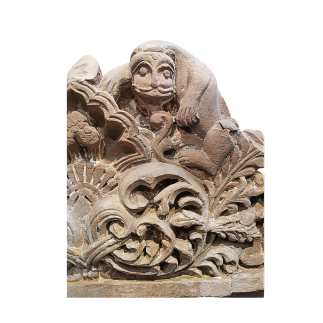 Fronton en pierre sculptée à décor végétal. XVIII ème siècle