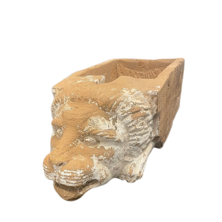 Gargouille  primitive en grès beige sculpté, à décor d'une tête de lion. XVIII ème siècle.