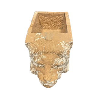 Gargouille  primitive en grès beige sculpté, à décor d'une tête de lion. XVIII ème siècle.