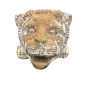 Gargouille  primitive en grès beige sculpté, à décor d'une tête de lion. XVIII ème siècle.