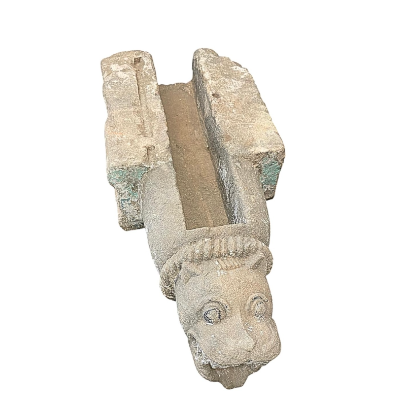 Gargouille primitive en grès beige. Fin XVIᵉ siècle - Début XVIIᵉ siècle.