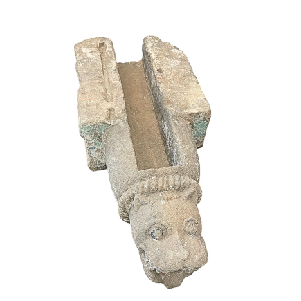 Gargouille primitive en grès beige. Fin XVIᵉ siècle - Début XVIIᵉ siècle.