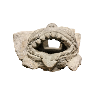 Gargouille primitive en grès beige. Fin XVI ème siècle, début XVII ème.