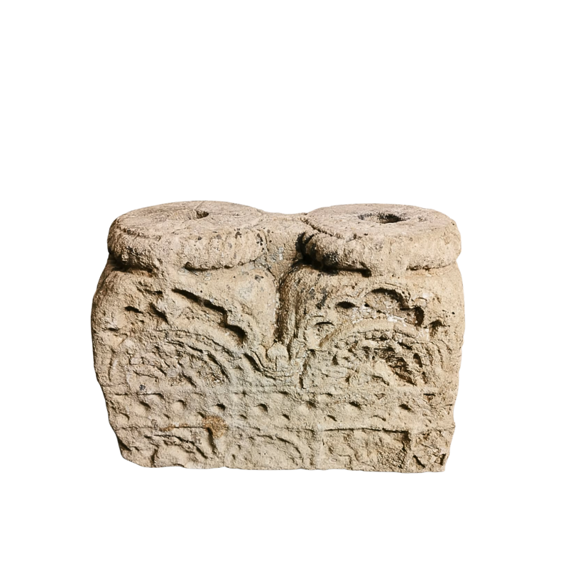 Base de colonne double en pierre sculptée. XVII ème siècle.