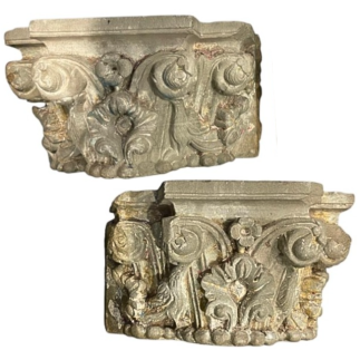 Paire de chapiteaux en pierre sculptée sur trois faces. Fin XVIII ème siècle.