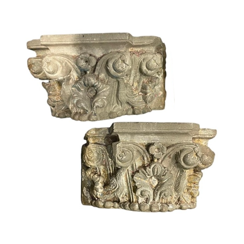 Paire de chapiteaux en pierre sculptée sur trois faces. Fin XVIII ème siècle.