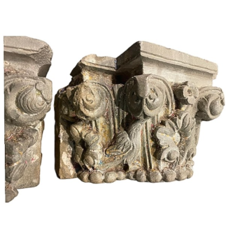 Paire de chapiteaux en pierre sculptée sur trois faces. Fin XVIII ème siècle.