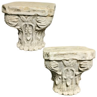 Paire de chapiteaux en marbre blanc. XVIII ème siècle.