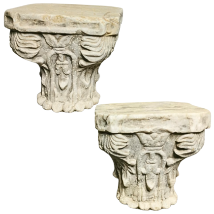 Paire de chapiteaux en marbre blanc. XVIII ème siècle.