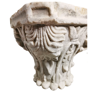 Paire de chapiteaux en marbre blanc. XVIII ème siècle.