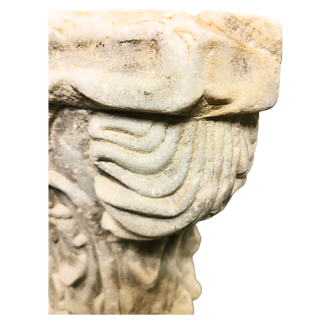 Paire de chapiteaux en marbre blanc. XVIII ème siècle.