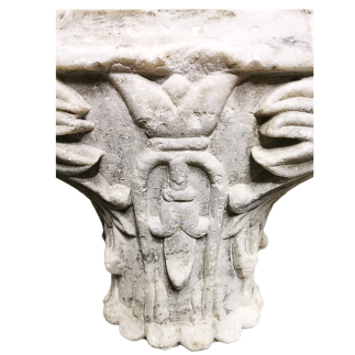 Paire de chapiteaux en marbre blanc. XVIII ème siècle.