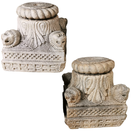 Paire de bases de colonnes en marbre blanc sculpté. Fin XVII ème siècle ou début XVIII ème siècle.