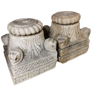 Paire de bases de colonnes en marbre blanc sculpté. Fin XVII ème siècle ou début XVIII ème siècle.