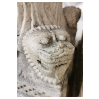 Paire de bases de colonnes en marbre blanc sculpté. Fin XVII ème siècle ou début XVIII ème siècle.