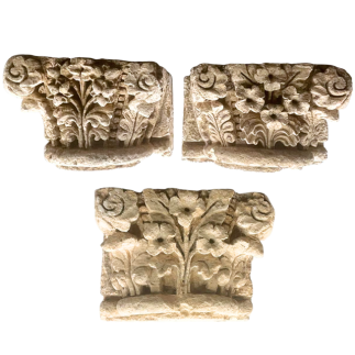 Suite de trois chapiteaux corinthiens d’applique en pierre. XV ème / XVI ème siècle.