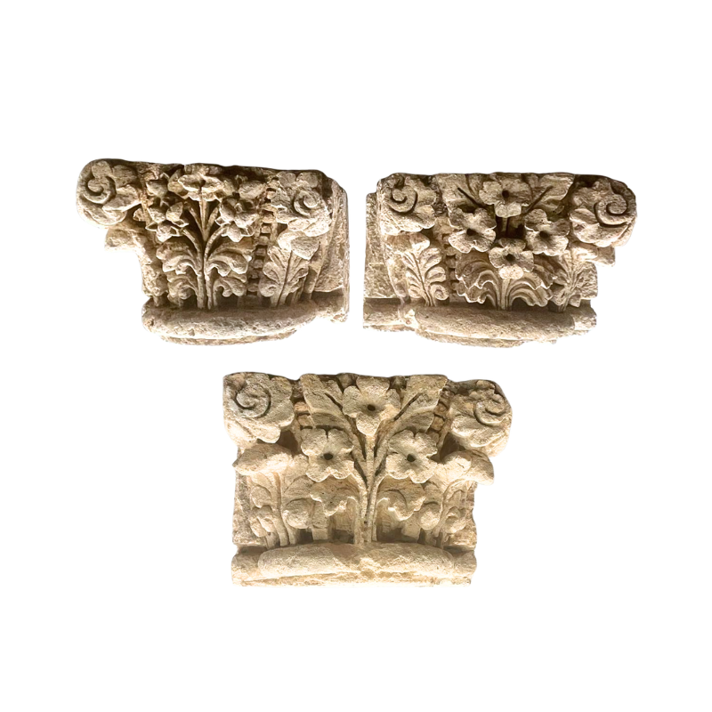 Set of three Corinthian wall capitals in stone. 15th - 16th Century.