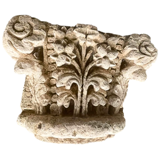 Suite de trois chapiteaux corinthiens d’applique en pierre. XV ème / XVI ème siècle.
