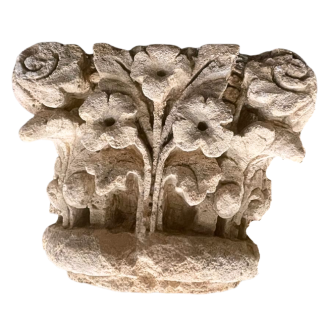 Suite de trois chapiteaux corinthiens d’applique en pierre. XV ème / XVI ème siècle.