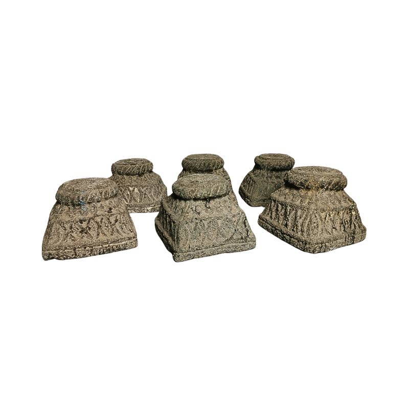 Suite de six bases de colonnes en granite sculpté toutes faces. XII ème siècle.