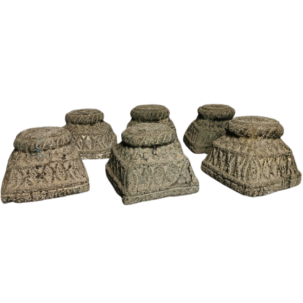 Suite de six bases de colonnes en granite sculpté toutes faces. XII ème siècle.