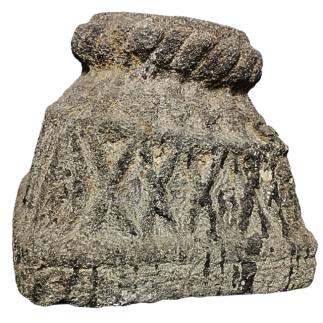Suite de six bases de colonnes en granite sculpté toutes faces. XII ème siècle.