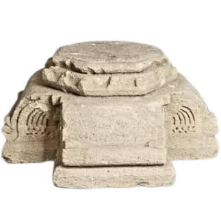 Base monobloc de colonne en pierre sculptée toutes faces. XVI ème siècle.