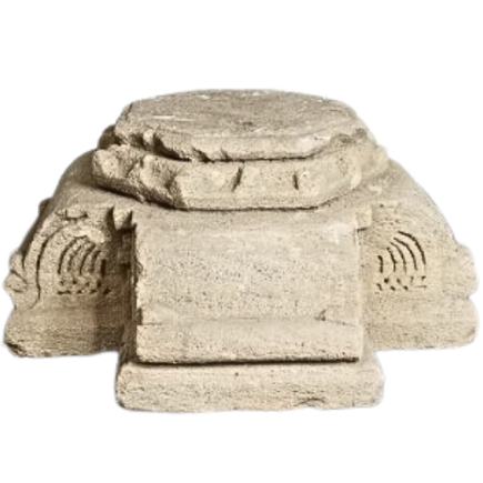 Base monobloc de colonne en pierre sculptée toutes faces. XVI ème siècle.