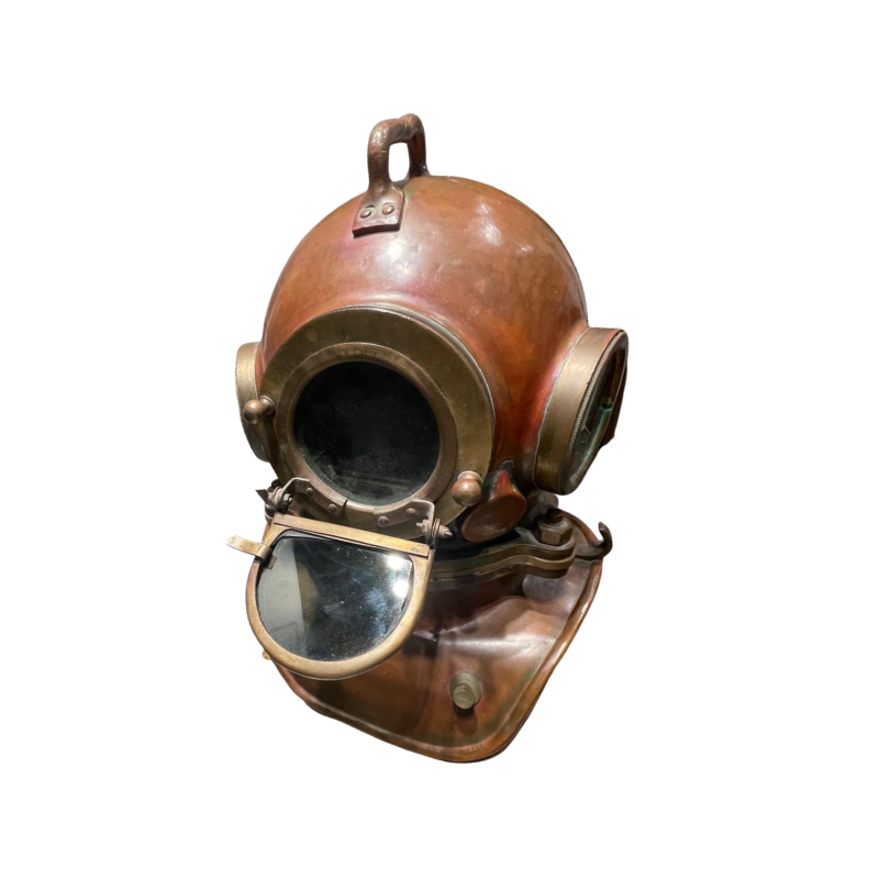Casque de scaphandrier russe en cuivre et laiton.