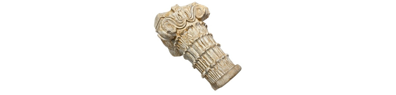 Chapiteaux et bases de colonnes anciennes sculptées (XIIe–XVIIIe siècle)